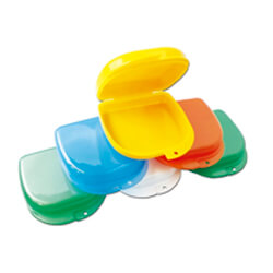 Boîtiers pour prothèses et orthodontie