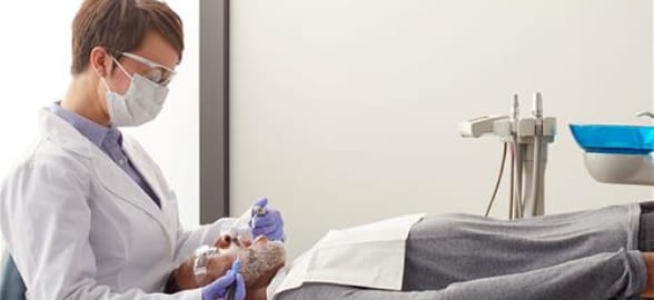 Taburetes tipo silla de montar: ergonomía para tu clínica dental
