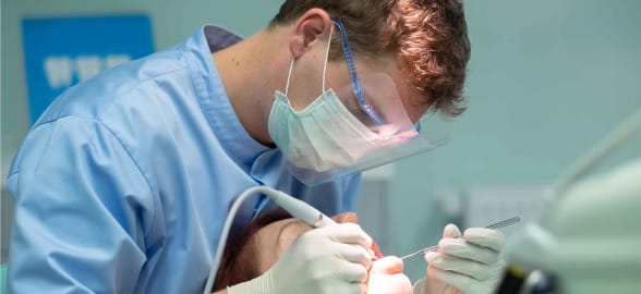The importance of medical uniforms in the dental practice: quality, safety and professional image.